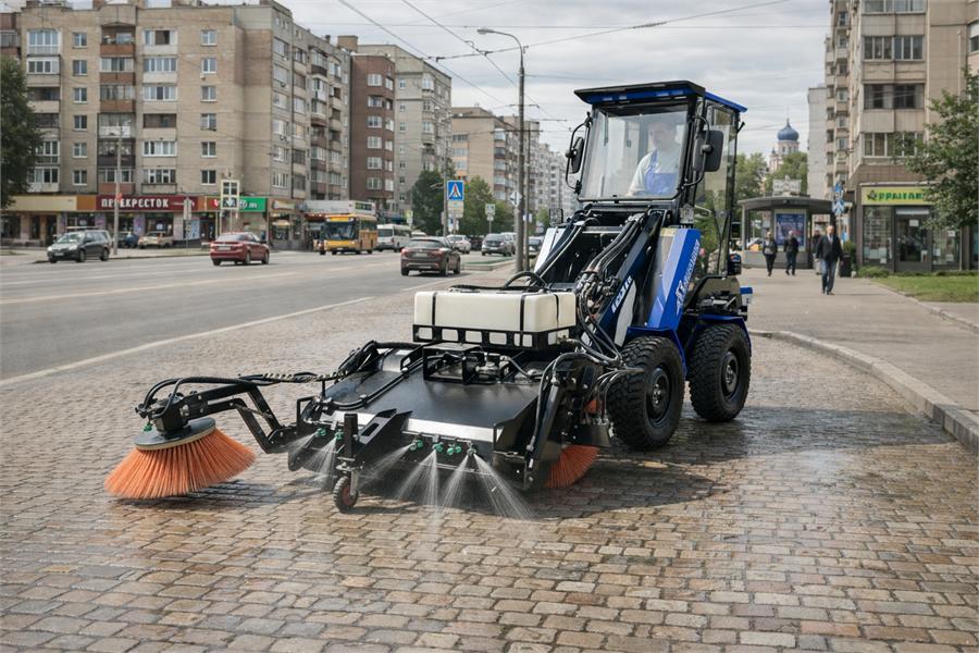 Барнаулец-500 с щеткой очищает покрытие
