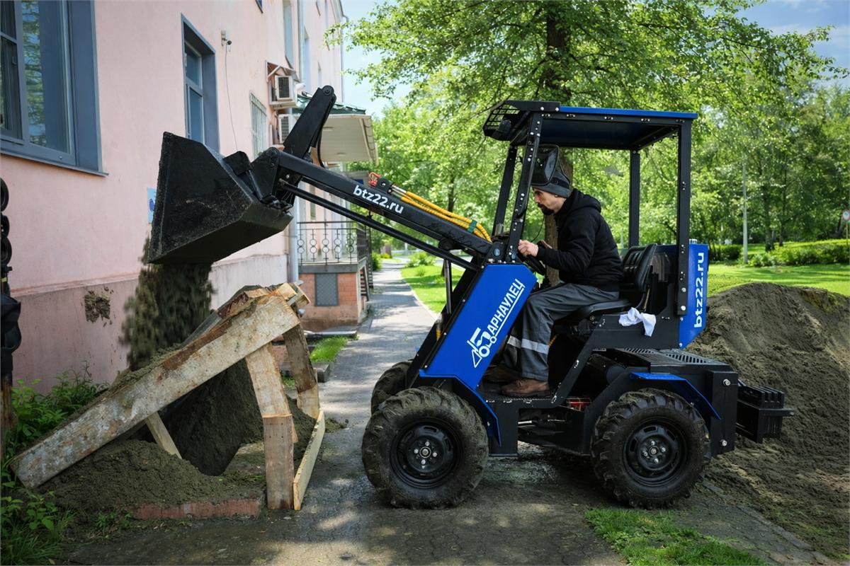 Барнаулец-500 перевозит материалы на участке