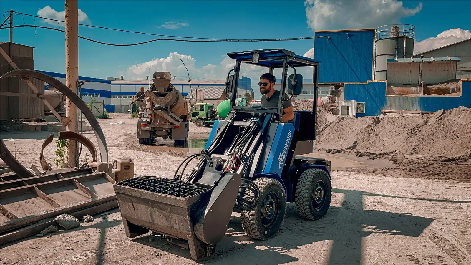 Барнаулец с ковшом на площадке