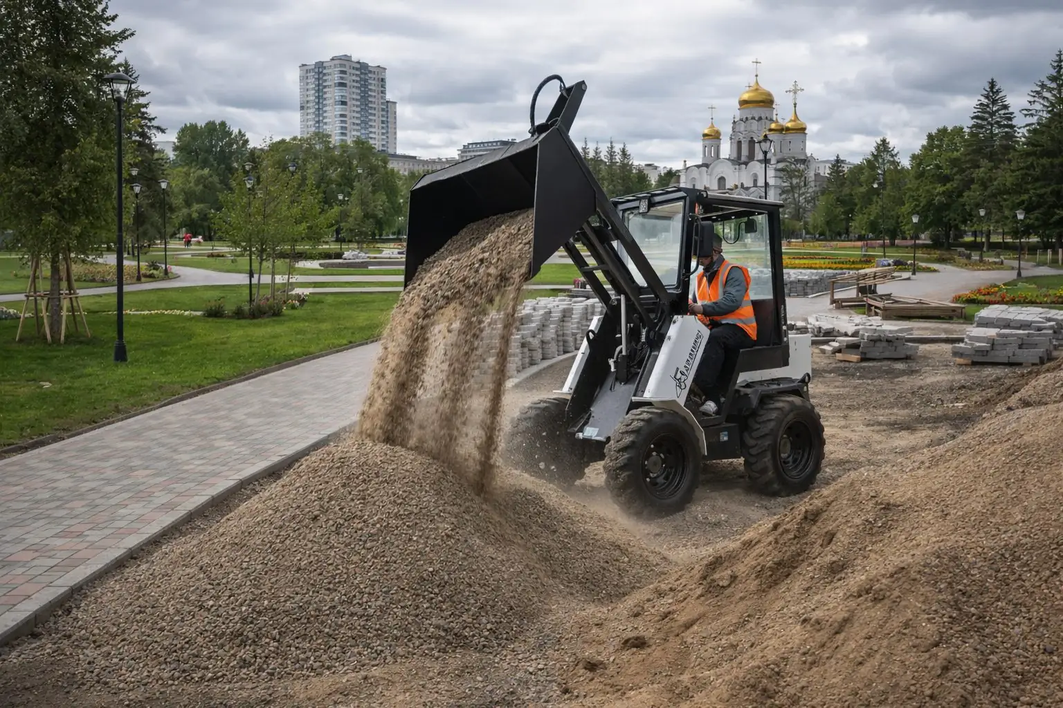 Барнаулец разгружает материал