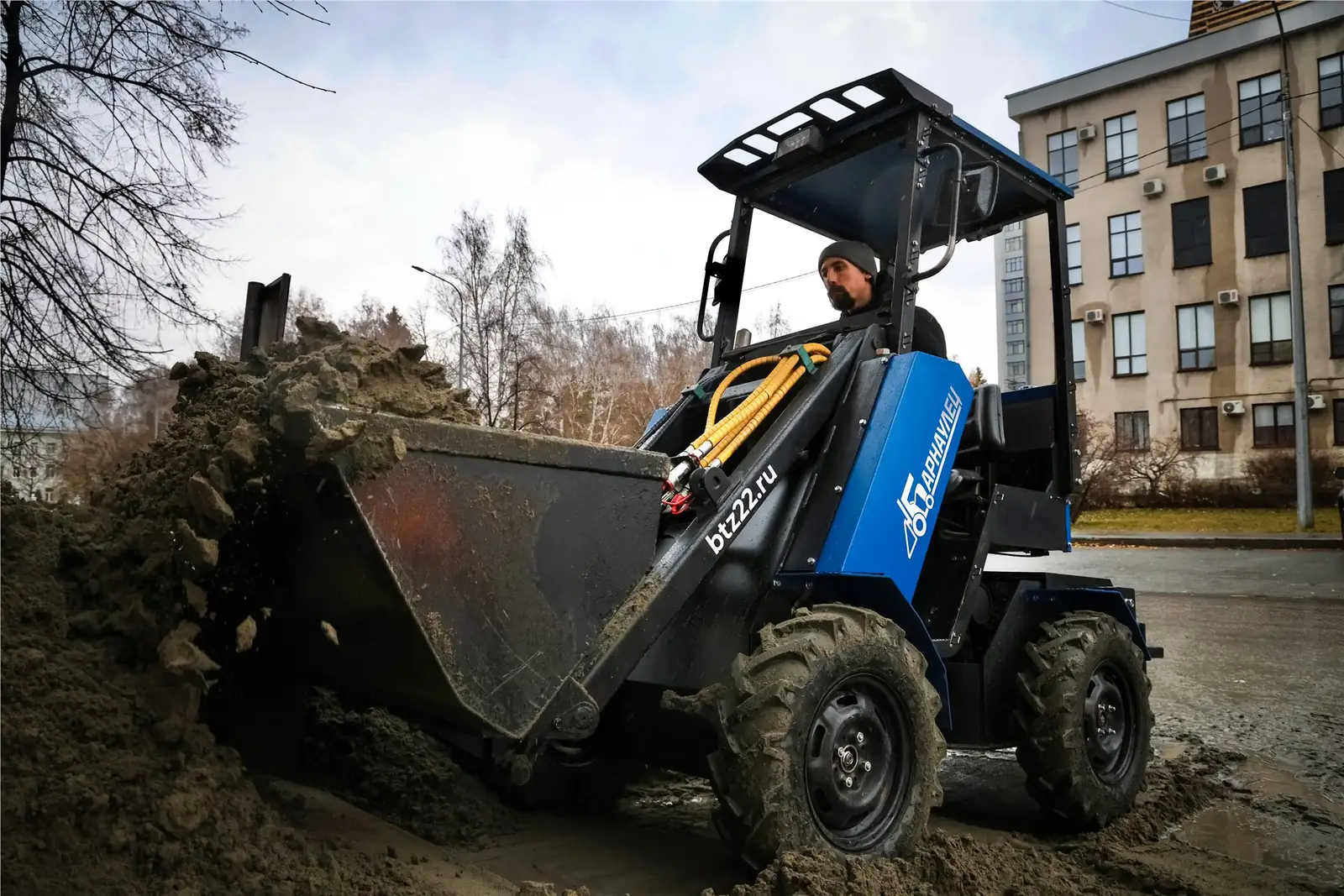 Барнаулец с ковшом