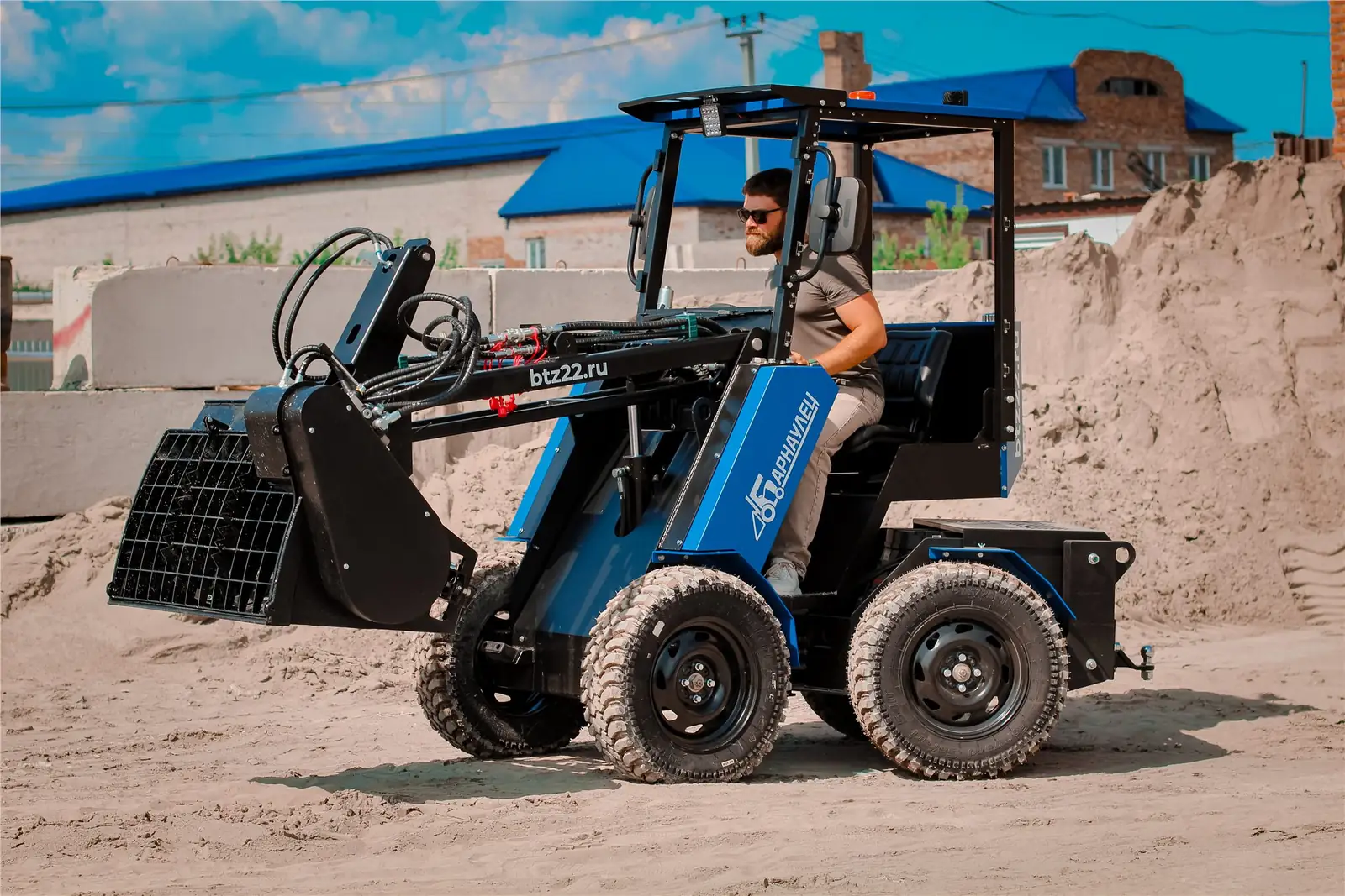 Мини-погрузчик Барнаулец в работе