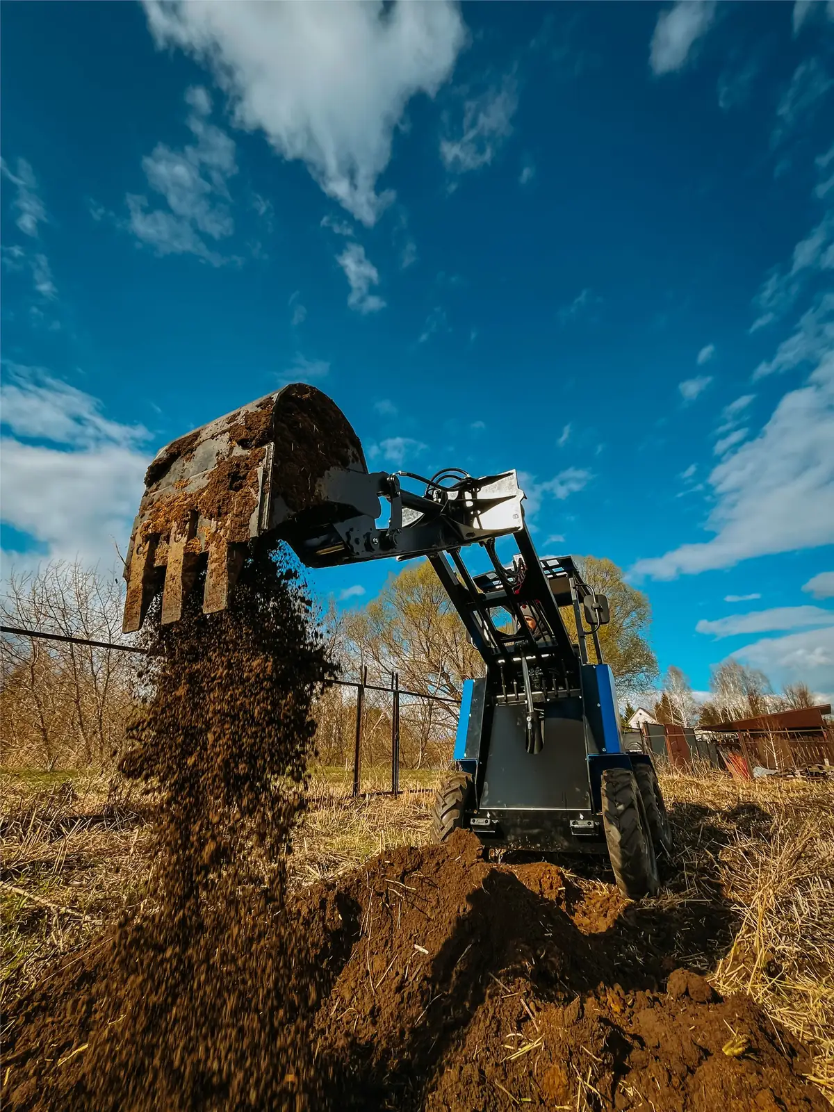 Барнаулец поднимает груз