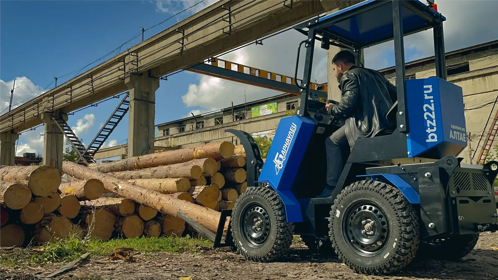 Барнаулец перевозит брёвна