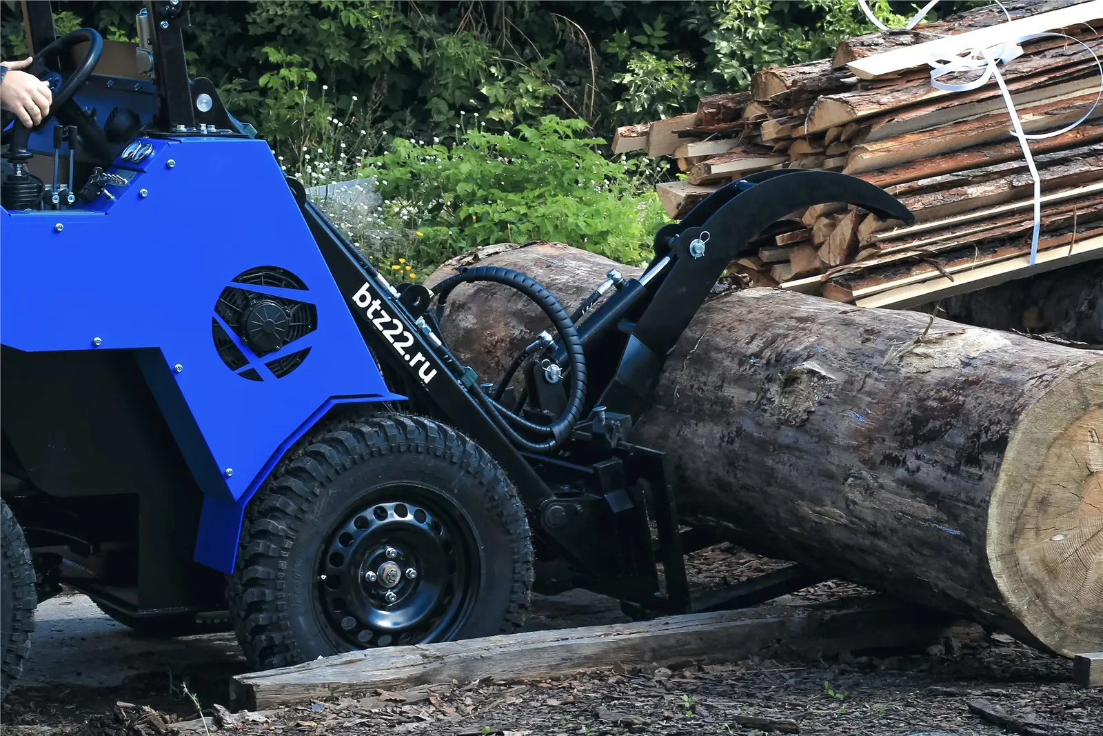 Барнаулец у брёвен