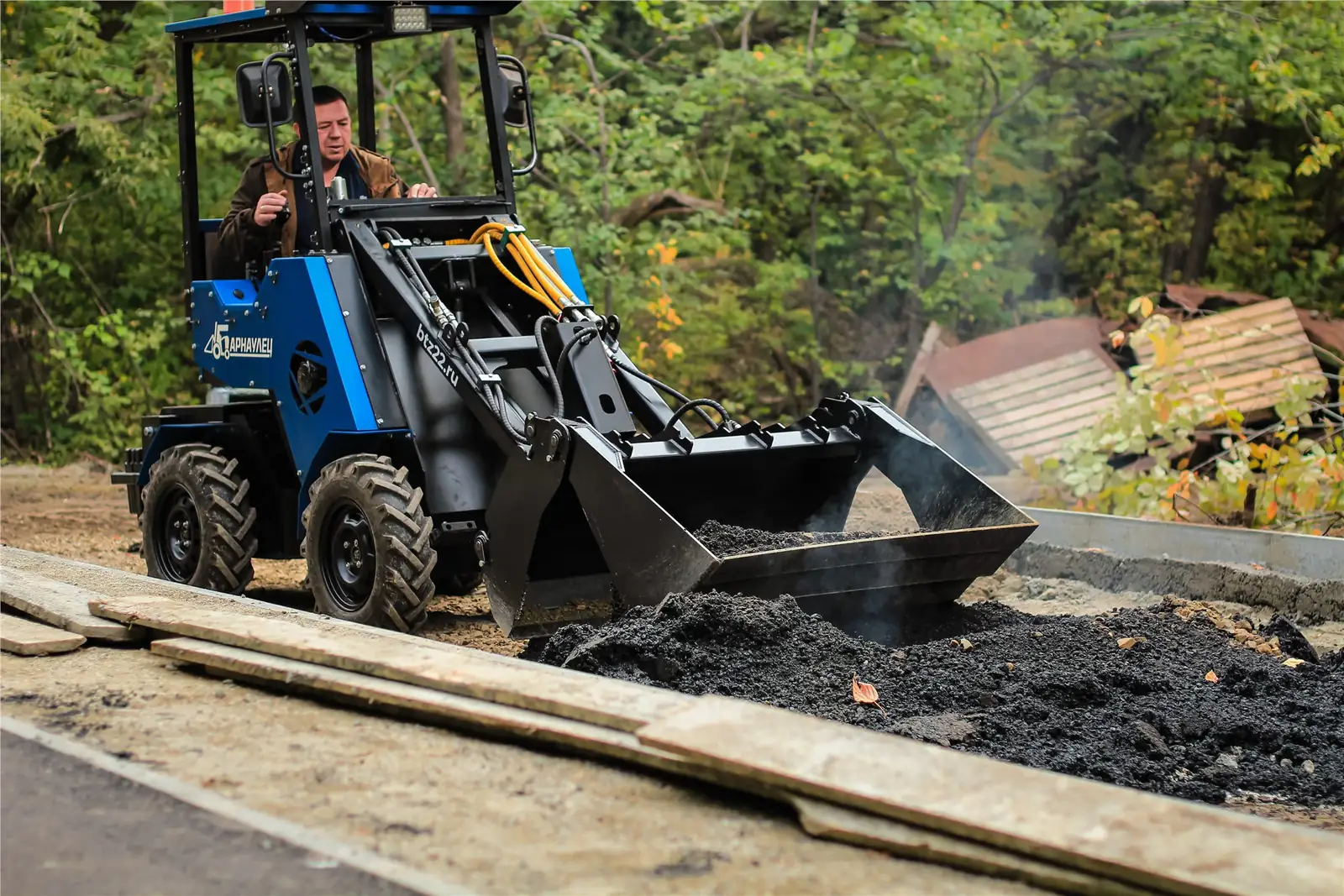 Барнаулец работает с ковшом