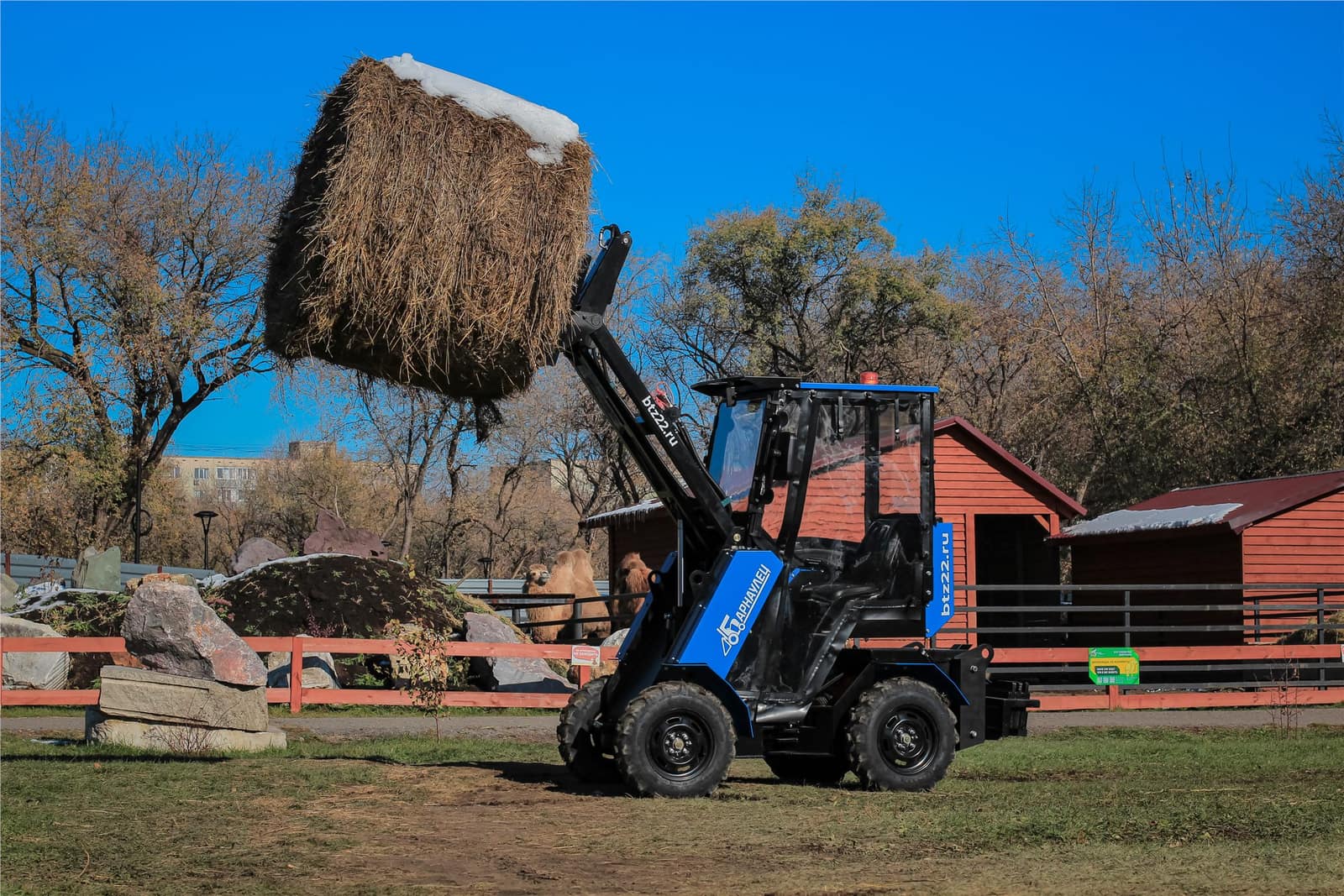 Барнаулец поднимает тюк
